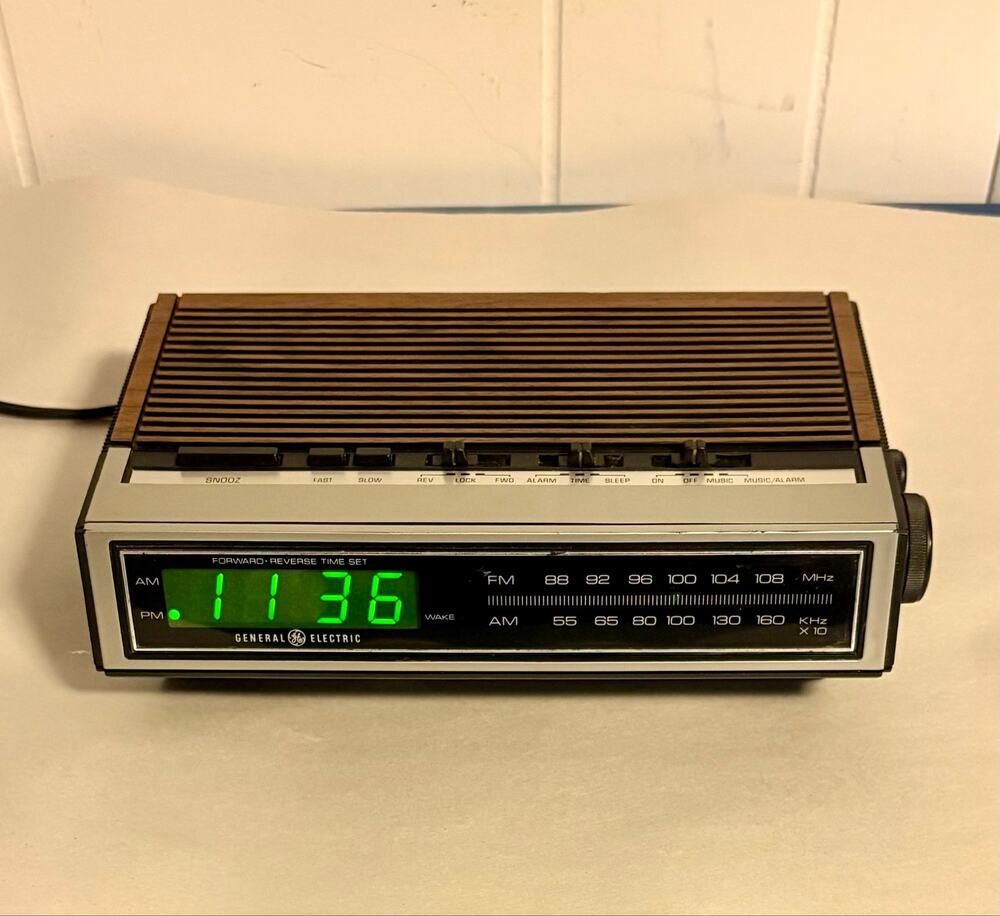 Vintage General Electric GE AM/FM Alarm Clock Radio # 7-4655B Works Green LED